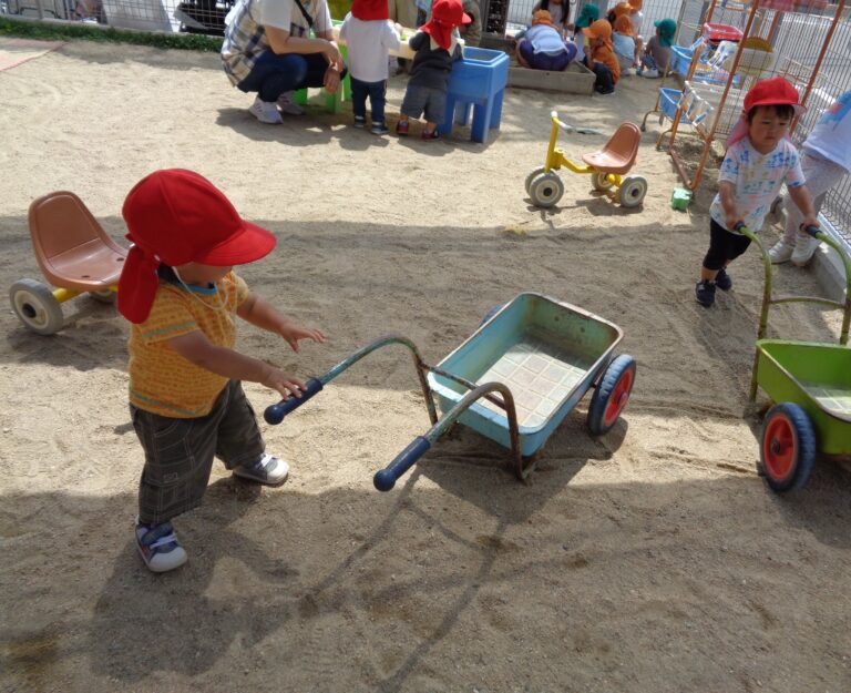 梅ノ木くじら保育園での園庭交流②（１歳児　だいち組）