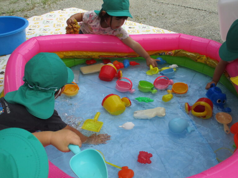 水遊びの季節だ～🐟（２歳児　あめ組）