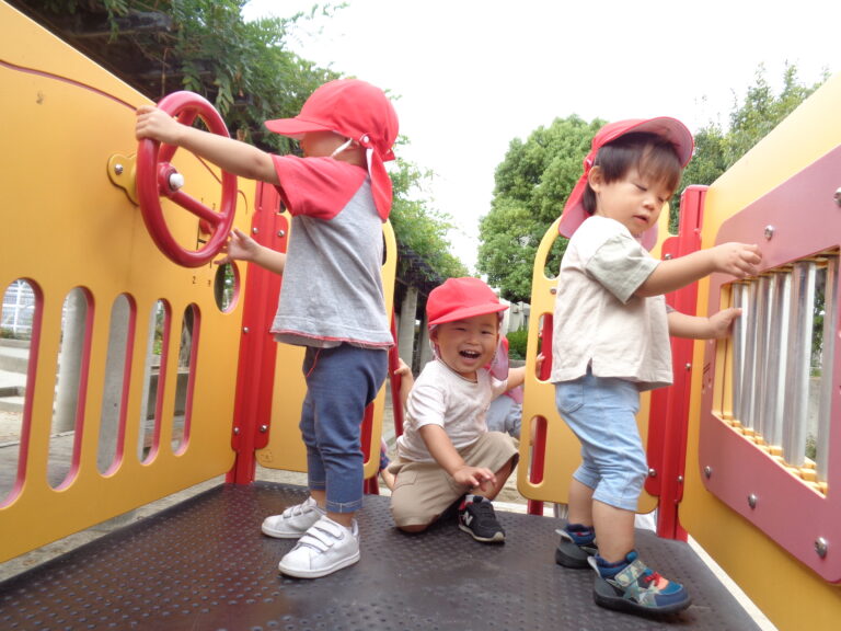 みんなで走るとたのしいね♪公園遊び（１歳児　だいち組）