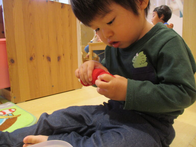 ぱっちんが気持ちいいね！（1，2歳児）