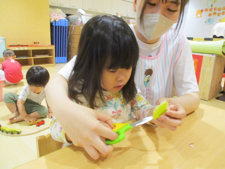 初めてのハサミ✂（2歳児　あめ組）