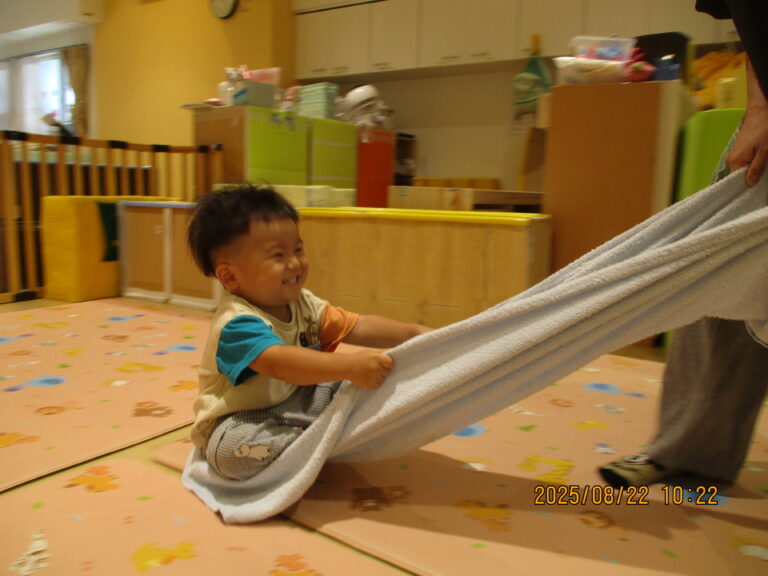 おうちでもできる遊びを紹介します！タオルやポリ袋が大変身！（１歳児　だいちぐみ）