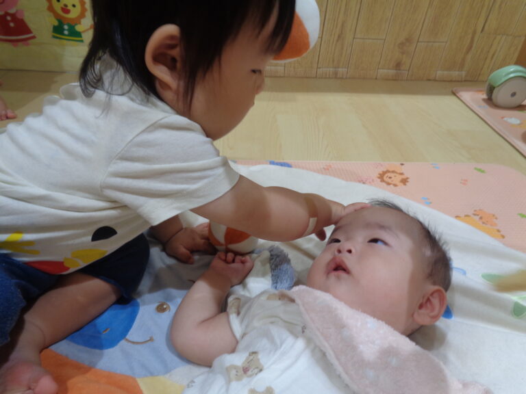 はじめまして　よろしくね（０歳児　うみ組）