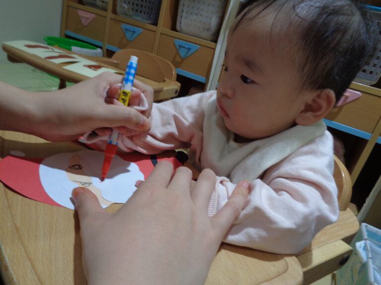 空に浮かぶサンタさん🎅（０歳児　うみ組）