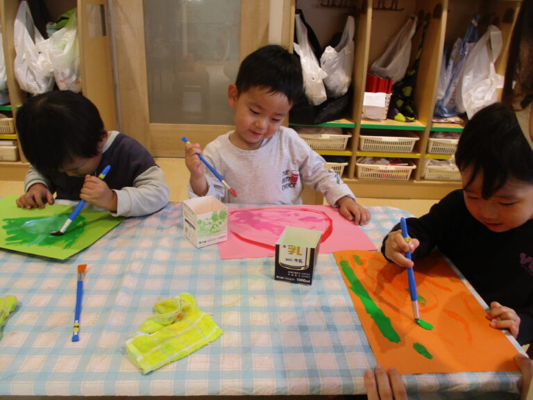 芸術の秋がやってきた！🖌🍂（2歳児　あめぐみ）